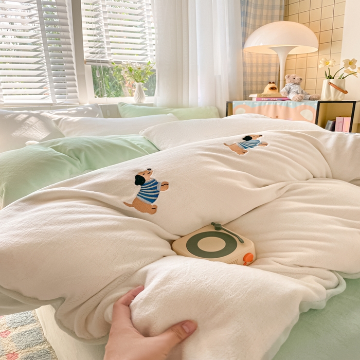 91家纺网 家纺一手货源 找家纺 仔仔熊 2025新款牛奶绒刺绣四件套 阳光小狗日记-绿