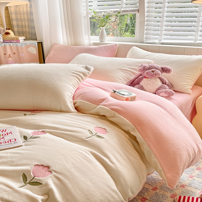 91家纺网 家纺一手货源 找家纺 仔仔熊 2025新款牛奶绒刺绣四件套 郁见暖绒​-粉