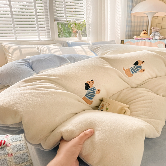 91家纺网 家纺一手货源 找家纺 仔仔熊 2025新款牛奶绒刺绣四件套 阳光小狗日记-蓝