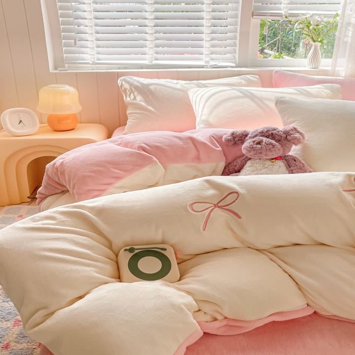 91家纺网 家纺一手货源 找家纺 仔仔熊 2025新款牛奶绒刺绣四件套 奶糖蝴蝶结-粉