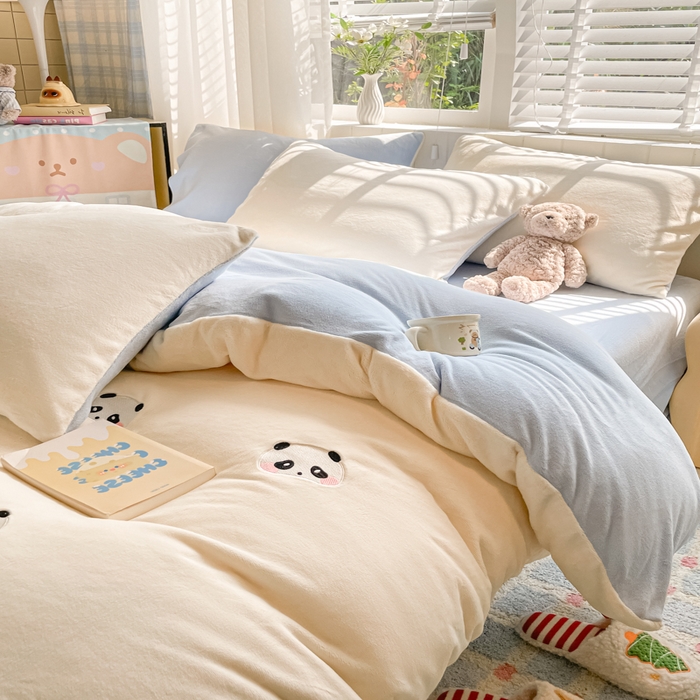 91家纺网 家纺一手货源 找家纺 仔仔熊 2025新款牛奶绒刺绣四件套 粉颊熊猫梦-蓝