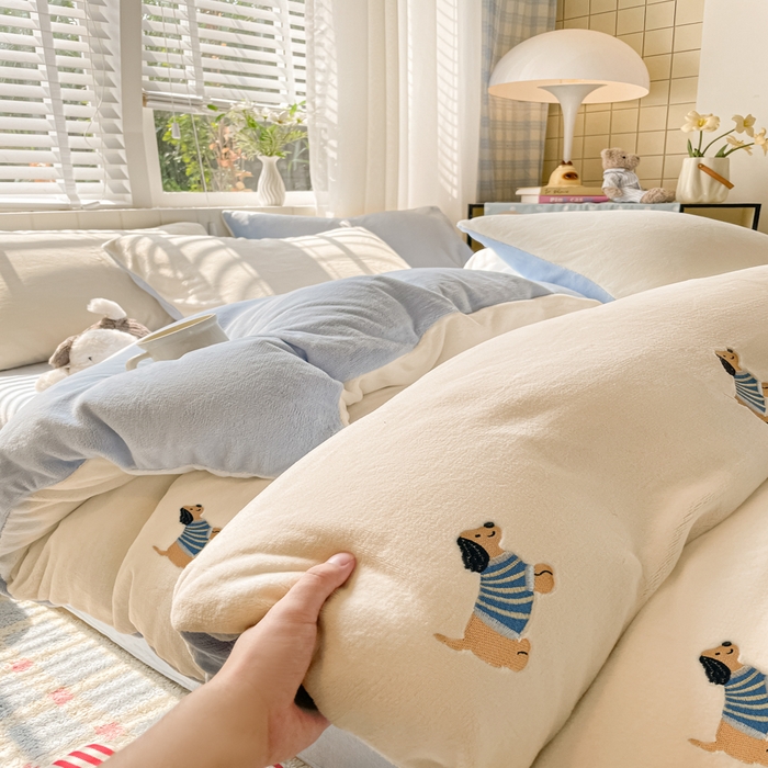 91家纺网 家纺一手货源 找家纺 仔仔熊 2025新款牛奶绒刺绣四件套 阳光小狗日记-蓝