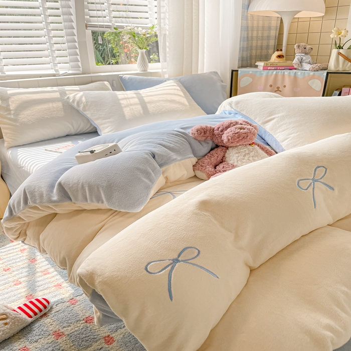 91家纺网 家纺一手货源 找家纺 仔仔熊 2025新款牛奶绒刺绣四件套 奶糖蝴蝶结-蓝