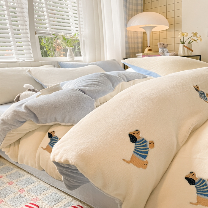 91家纺网 家纺一手货源 找家纺 仔仔熊 2025新款牛奶绒刺绣四件套 阳光小狗日记-蓝