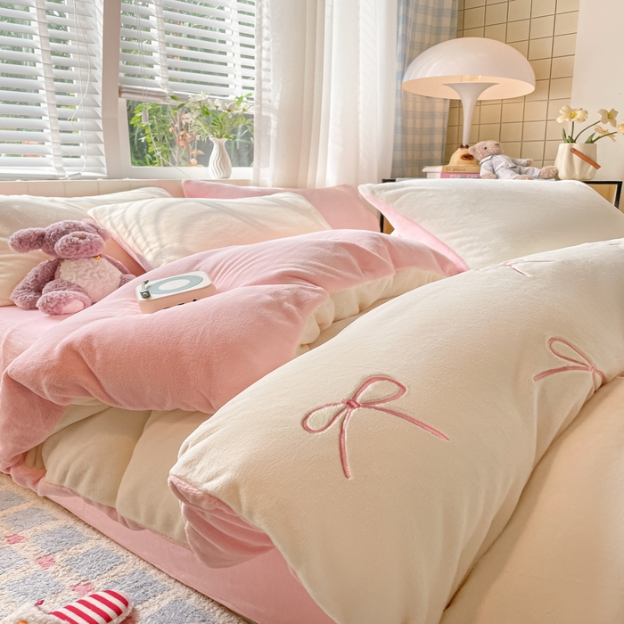 91家纺网 家纺一手货源 找家纺 仔仔熊 2025新款牛奶绒刺绣四件套 奶糖蝴蝶结-粉