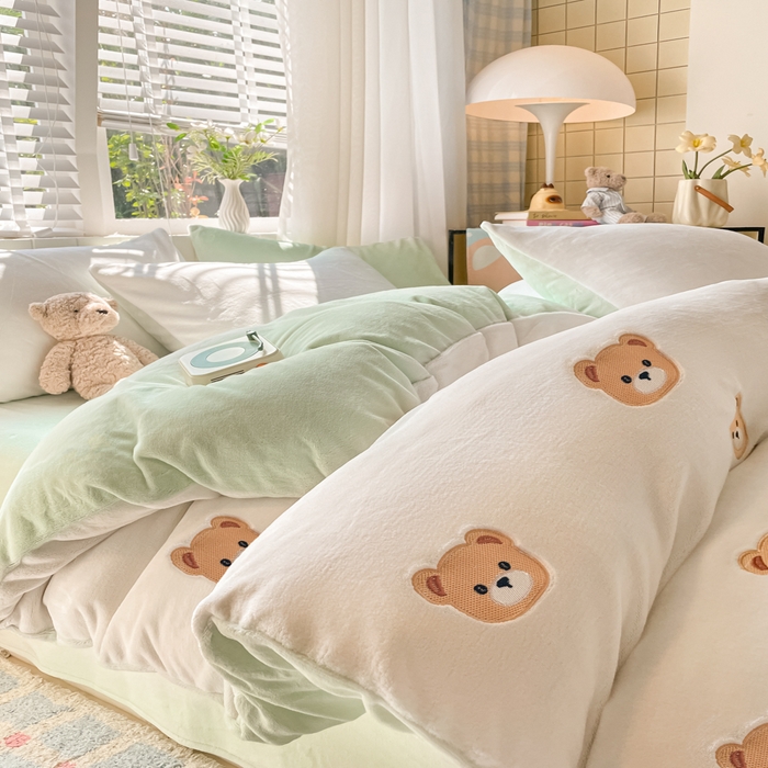 91家纺网 家纺一手货源 找家纺 仔仔熊 2025新款牛奶绒刺绣四件套 甜梦小熊-绿