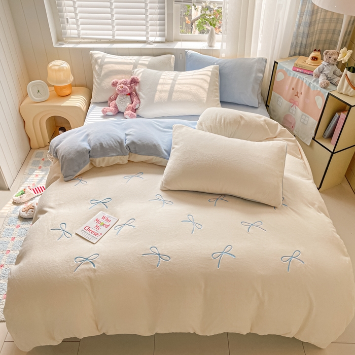 91家纺网 家纺一手货源 找家纺 仔仔熊 2025新款牛奶绒刺绣四件套 奶糖蝴蝶结-蓝