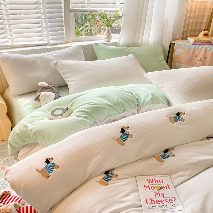 91家纺网 家纺一手货源 找家纺 仔仔熊 2025新款牛奶绒刺绣四件套 阳光小狗日记-绿