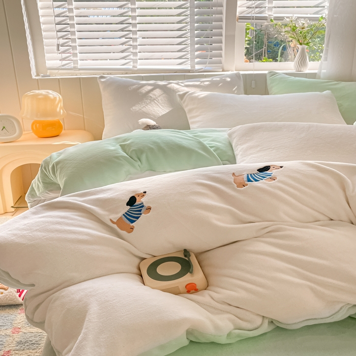 91家纺网 家纺一手货源 找家纺 仔仔熊 2025新款牛奶绒刺绣四件套 阳光小狗日记-绿