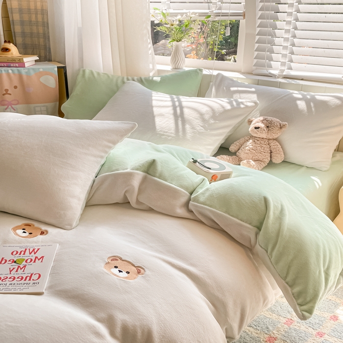 91家纺网 家纺一手货源 找家纺 仔仔熊 2025新款牛奶绒刺绣四件套 甜梦小熊-绿