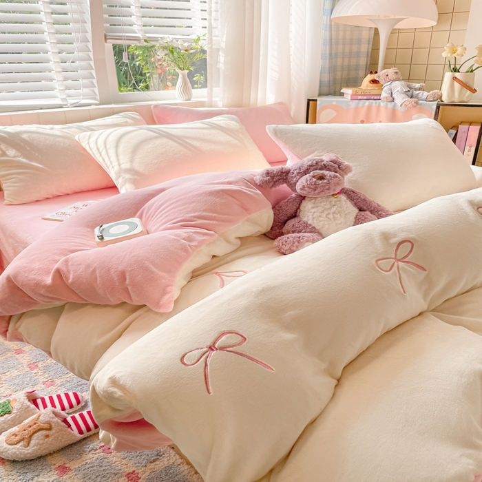 91家纺网 家纺一手货源 找家纺 仔仔熊 2025新款牛奶绒刺绣四件套 奶糖蝴蝶结-粉