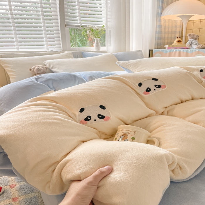 91家纺网 家纺一手货源 找家纺 仔仔熊 2025新款牛奶绒刺绣四件套 粉颊熊猫梦-蓝