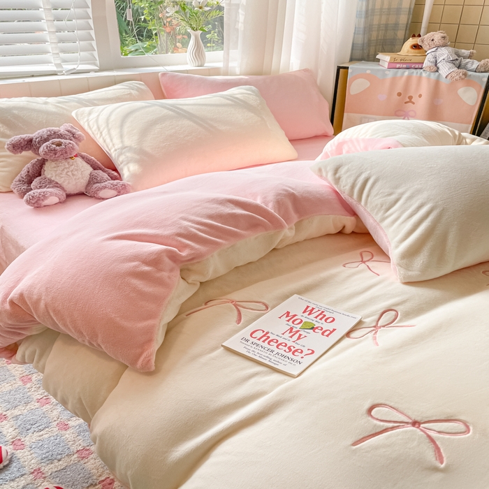 91家纺网 家纺一手货源 找家纺 仔仔熊 2025新款牛奶绒刺绣四件套 奶糖蝴蝶结-粉