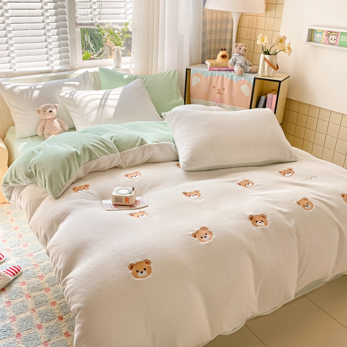 91家纺网 家纺一手货源 找家纺 仔仔熊 2025新款牛奶绒刺绣四件套 甜梦小熊-绿