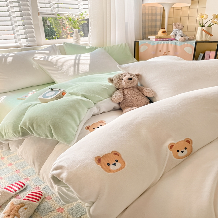 91家纺网 家纺一手货源 找家纺 仔仔熊 2025新款牛奶绒刺绣四件套 甜梦小熊-绿