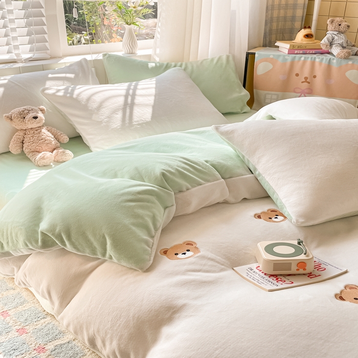 91家纺网 家纺一手货源 找家纺 仔仔熊 2025新款牛奶绒刺绣四件套 甜梦小熊-绿