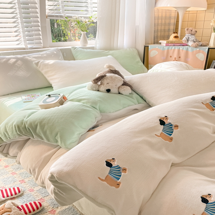 91家纺网 家纺一手货源 找家纺 仔仔熊 2025新款牛奶绒刺绣四件套 阳光小狗日记-绿