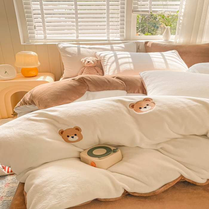 91家纺网 家纺一手货源 找家纺 仔仔熊 2025新款牛奶绒刺绣四件套 甜梦小熊-咖