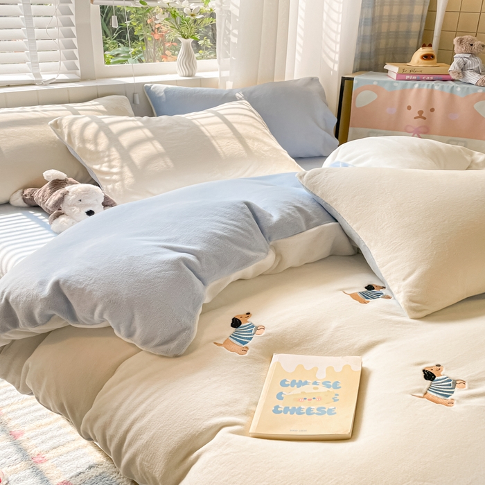 91家纺网 家纺一手货源 找家纺 仔仔熊 2025新款牛奶绒刺绣四件套 阳光小狗日记-蓝