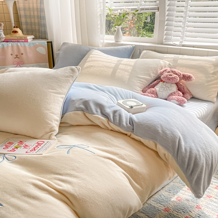 91家纺网 家纺一手货源 找家纺 仔仔熊 2025新款牛奶绒刺绣四件套 奶糖蝴蝶结-蓝