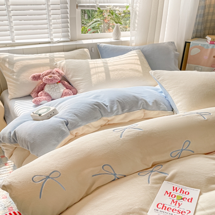 91家纺网 家纺一手货源 找家纺 仔仔熊 2025新款牛奶绒刺绣四件套 奶糖蝴蝶结-蓝