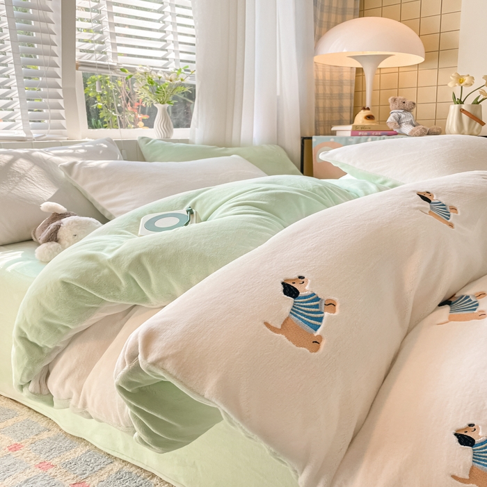 91家纺网 家纺一手货源 找家纺 仔仔熊 2025新款牛奶绒刺绣四件套 阳光小狗日记-绿