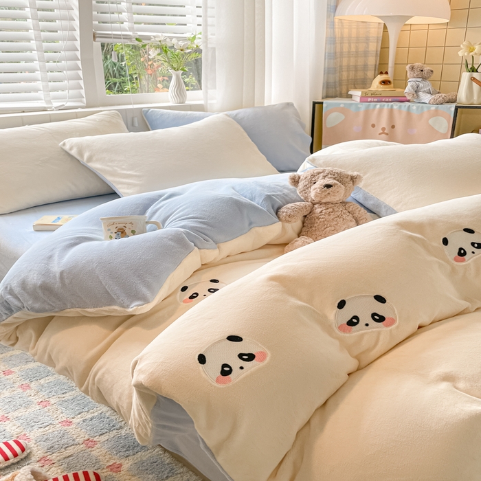 91家纺网 家纺一手货源 找家纺 仔仔熊 2025新款牛奶绒刺绣四件套 粉颊熊猫梦-蓝