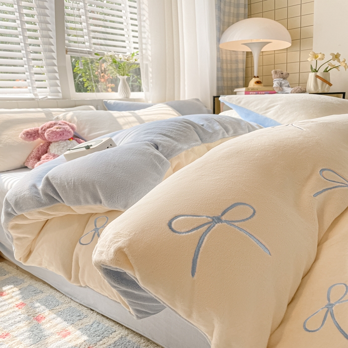 91家纺网 家纺一手货源 找家纺 仔仔熊 2025新款牛奶绒刺绣四件套 奶糖蝴蝶结-蓝