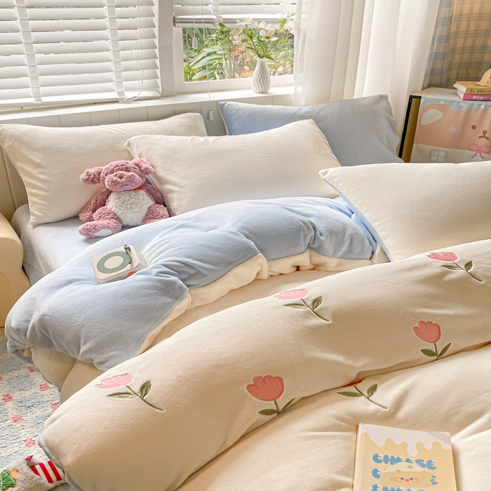 91家纺网 家纺一手货源 找家纺 仔仔熊 2025新款牛奶绒刺绣四件套 郁见暖绒​-蓝