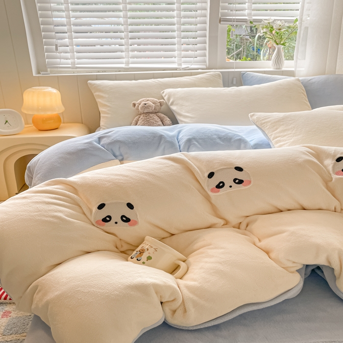 91家纺网 家纺一手货源 找家纺 仔仔熊 2025新款牛奶绒刺绣四件套 粉颊熊猫梦-蓝