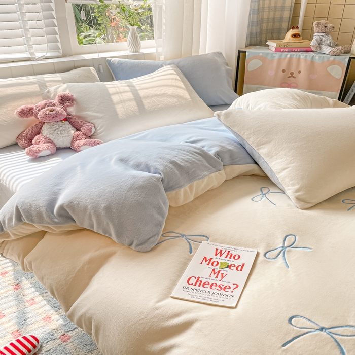 91家纺网 家纺一手货源 找家纺 仔仔熊 2025新款牛奶绒刺绣四件套 奶糖蝴蝶结-蓝