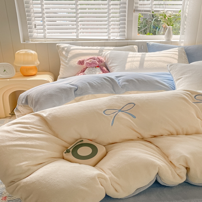 91家纺网 家纺一手货源 找家纺 仔仔熊 2025新款牛奶绒刺绣四件套 奶糖蝴蝶结-蓝