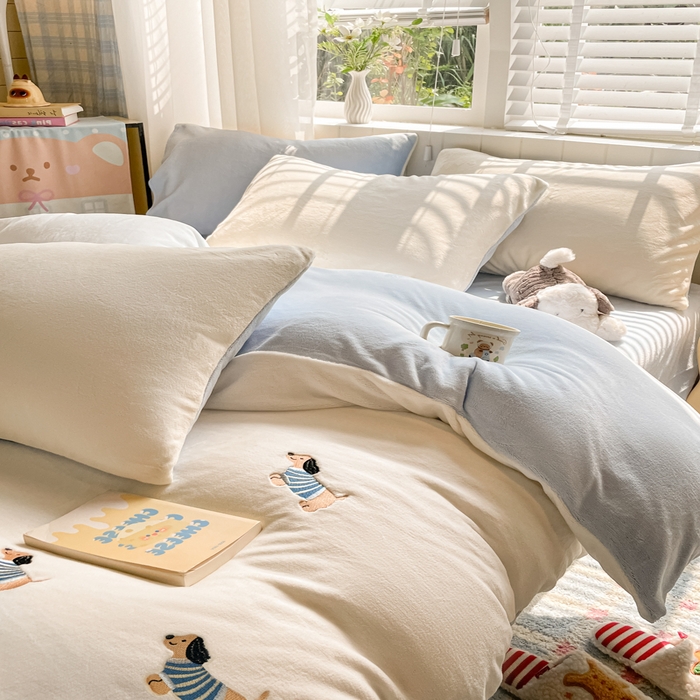 91家纺网 家纺一手货源 找家纺 仔仔熊 2025新款牛奶绒刺绣四件套 阳光小狗日记-蓝