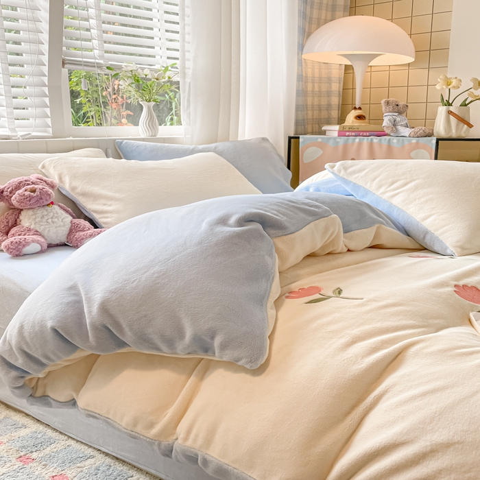 91家纺网 家纺一手货源 找家纺 仔仔熊 2025新款牛奶绒刺绣四件套 郁见暖绒​-蓝