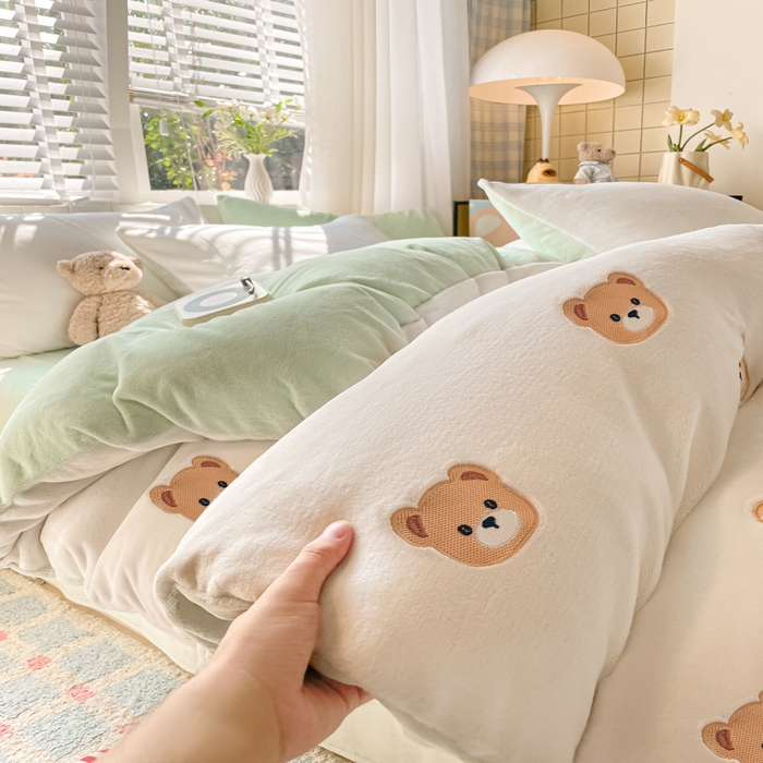 91家纺网 家纺一手货源 找家纺 仔仔熊 2025新款牛奶绒刺绣四件套 甜梦小熊-绿