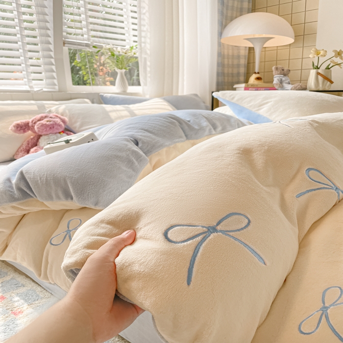 91家纺网 家纺一手货源 找家纺 仔仔熊 2025新款牛奶绒刺绣四件套 奶糖蝴蝶结-蓝