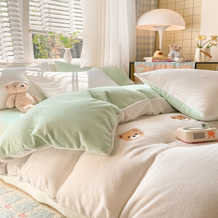 91家纺网 家纺一手货源 找家纺 仔仔熊 2025新款牛奶绒刺绣四件套 甜梦小熊-绿