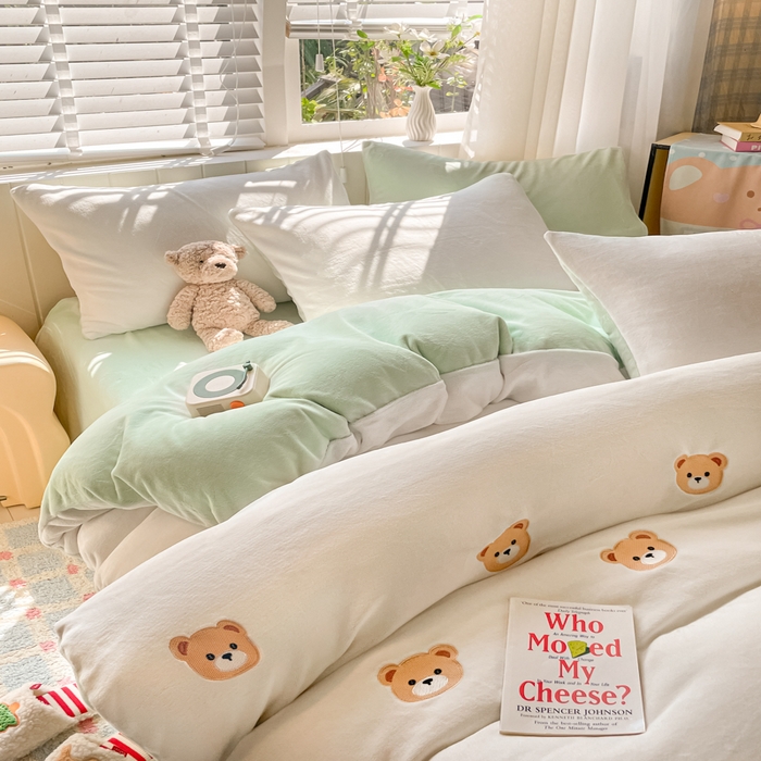 91家纺网 家纺一手货源 找家纺 仔仔熊 2025新款牛奶绒刺绣四件套 甜梦小熊-绿