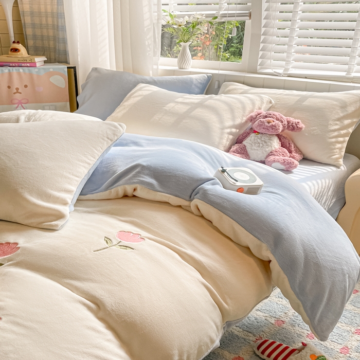 91家纺网 家纺一手货源 找家纺 仔仔熊 2025新款牛奶绒刺绣四件套 郁见暖绒​-蓝