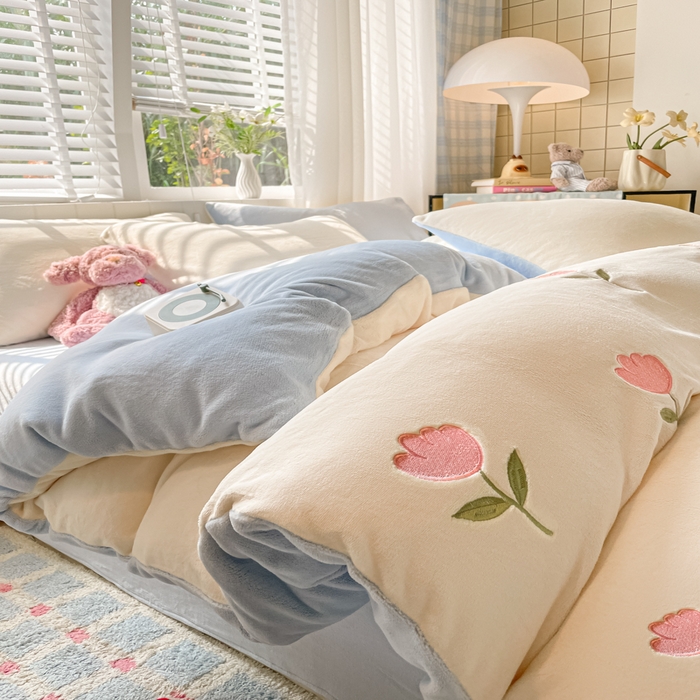 91家纺网 家纺一手货源 找家纺 仔仔熊 2025新款牛奶绒刺绣四件套 郁见暖绒​-蓝