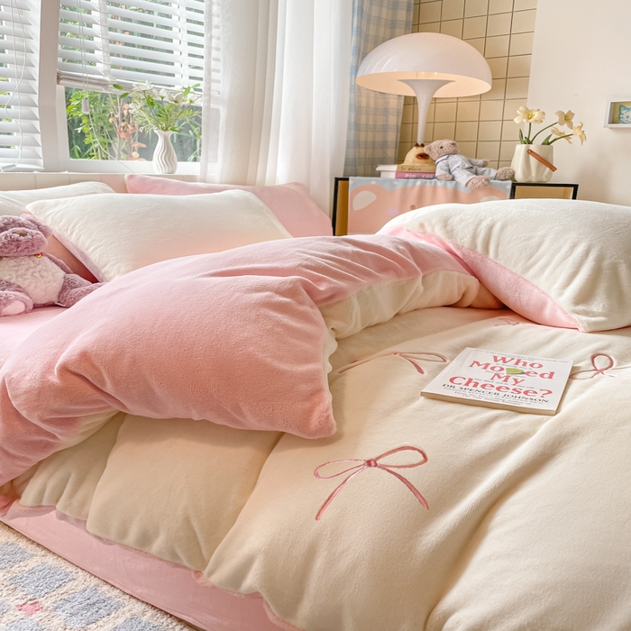 91家纺网 家纺一手货源 找家纺 仔仔熊 2025新款牛奶绒刺绣四件套 奶糖蝴蝶结-粉