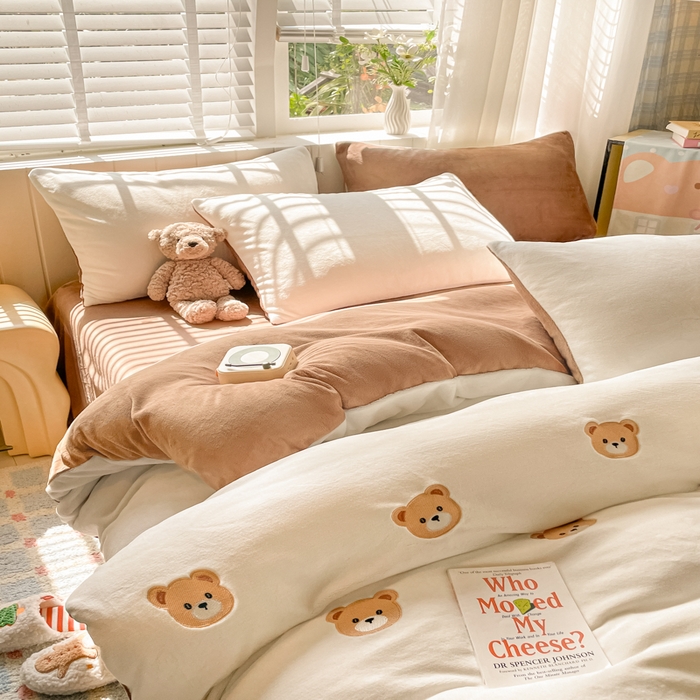 91家纺网 家纺一手货源 找家纺 仔仔熊 2025新款牛奶绒刺绣四件套 甜梦小熊-咖