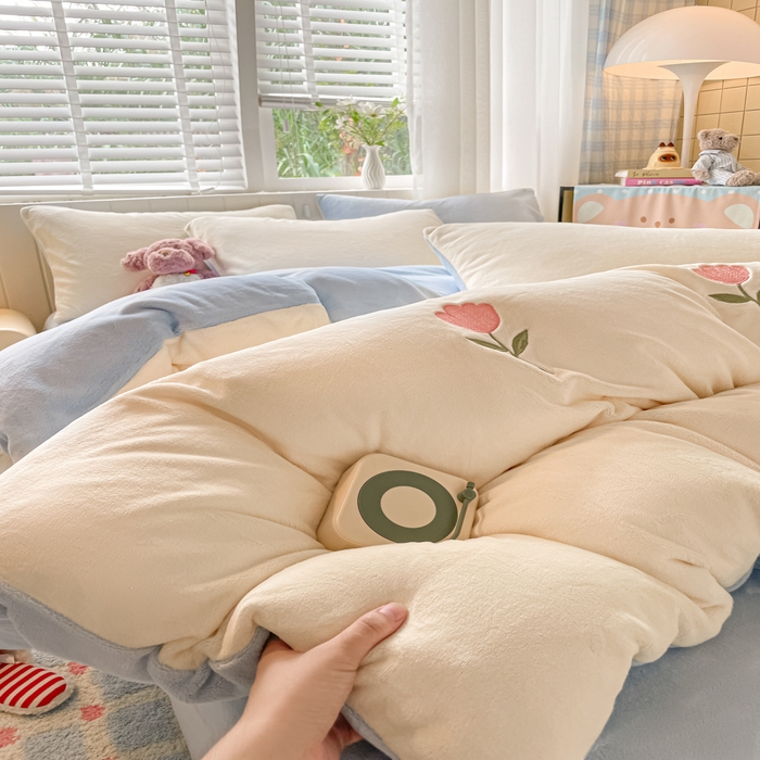 91家纺网 家纺一手货源 找家纺 仔仔熊 2025新款牛奶绒刺绣四件套 郁见暖绒​-蓝