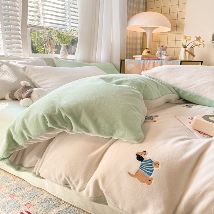 91家纺网 家纺一手货源 找家纺 仔仔熊 2025新款牛奶绒刺绣四件套 阳光小狗日记-绿