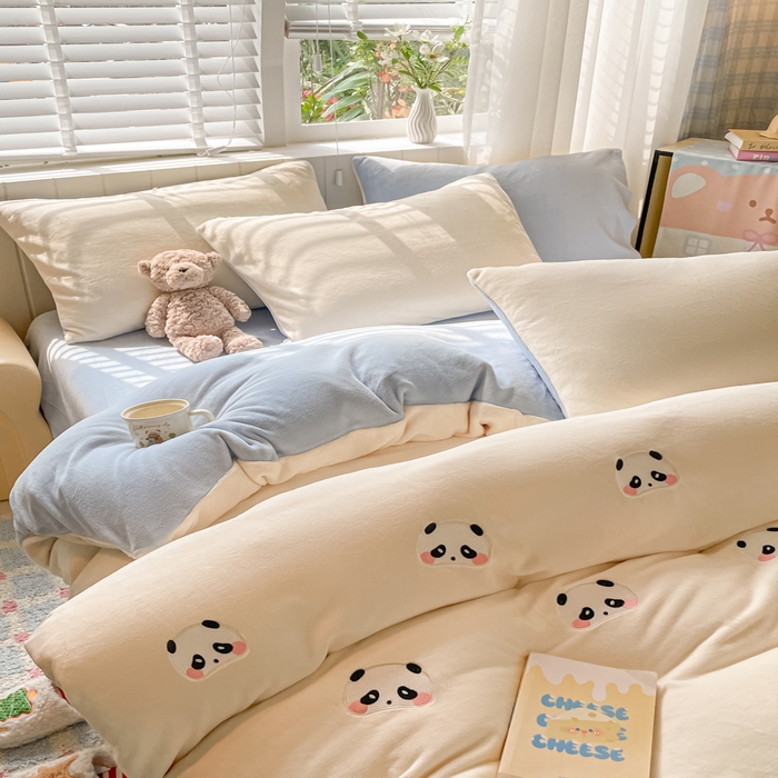 91家纺网 家纺一手货源 找家纺 仔仔熊 2025新款牛奶绒刺绣四件套 粉颊熊猫梦-蓝