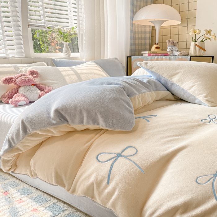 91家纺网 家纺一手货源 找家纺 仔仔熊 2025新款牛奶绒刺绣四件套 奶糖蝴蝶结-蓝