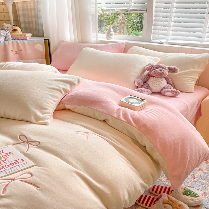 91家纺网 家纺一手货源 找家纺 仔仔熊 2025新款牛奶绒刺绣四件套 奶糖蝴蝶结-粉