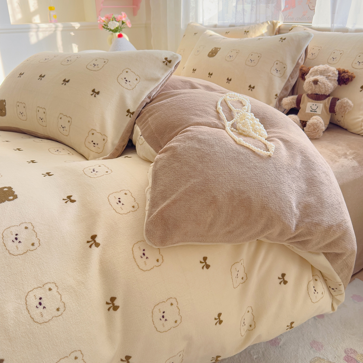 91家纺网 家纺一手货源 找家纺 灿哈家纺 2025新款200g加厚款小清新牛奶绒印花四件套 比利熊