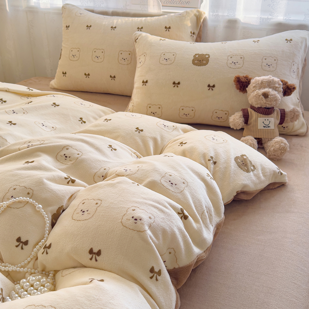 91家纺网 家纺一手货源 找家纺 灿哈家纺 2025新款200g加厚款小清新牛奶绒印花四件套 比利熊