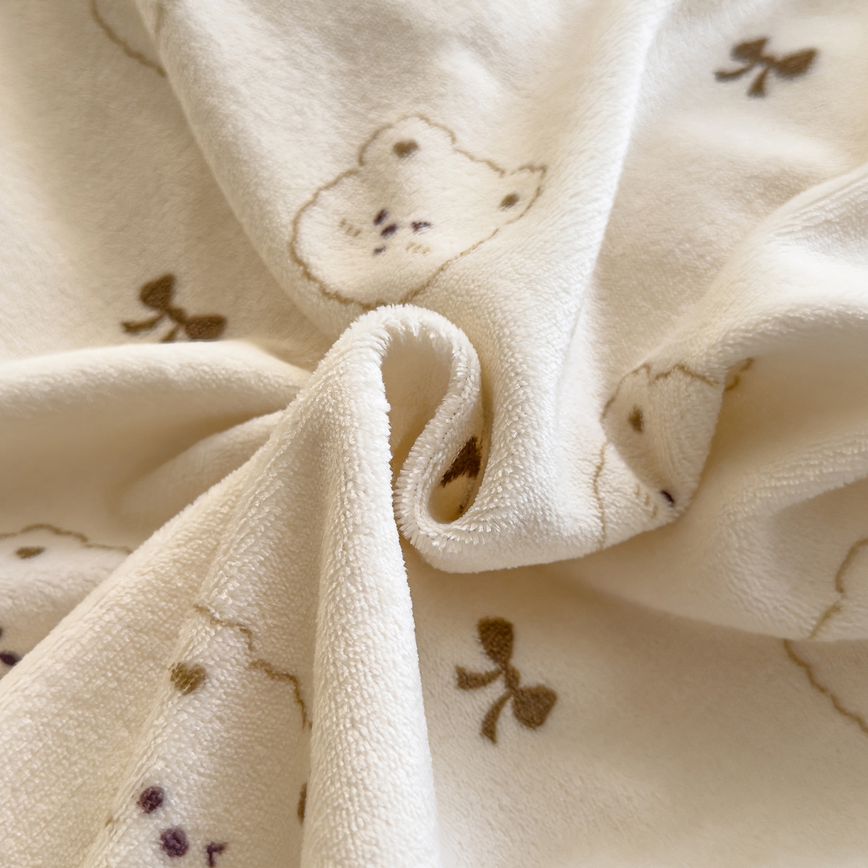 91家纺网 家纺一手货源 找家纺 灿哈家纺 2025新款200g加厚款小清新牛奶绒印花四件套 比利熊